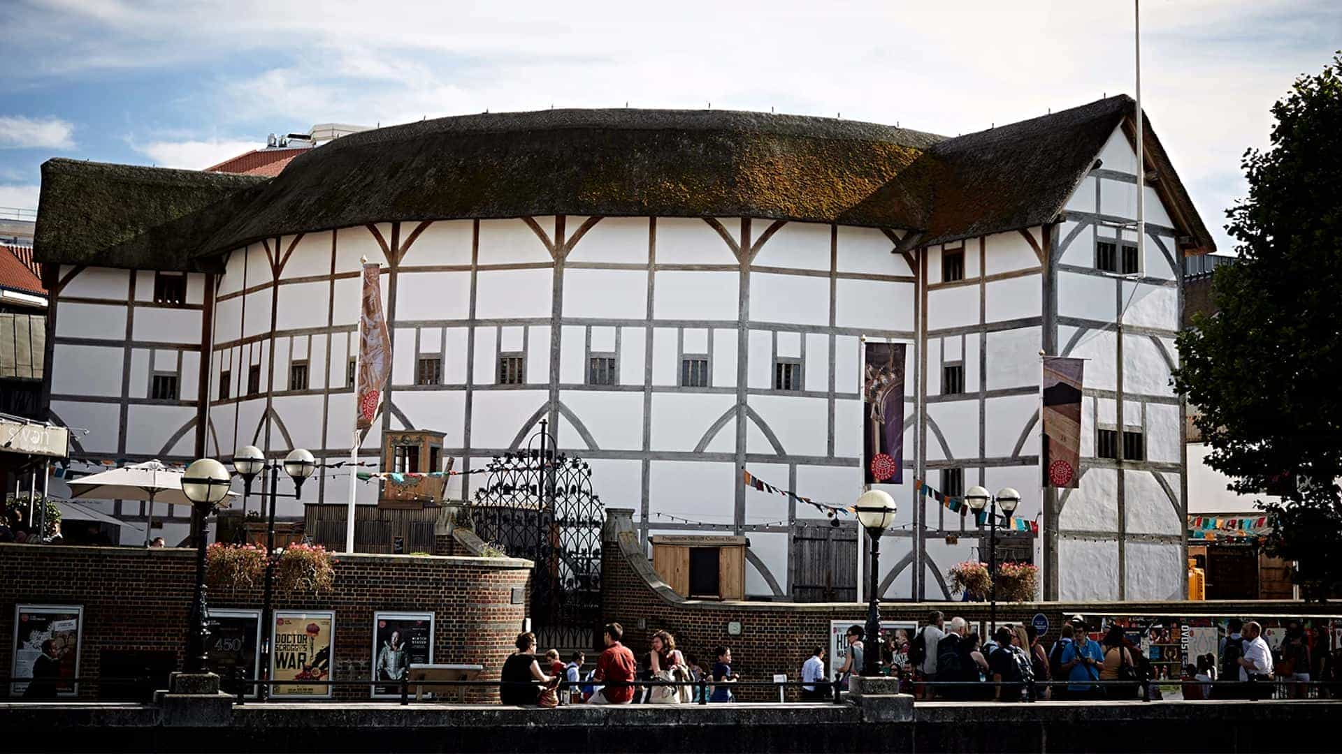 Shakespeare s theatre. Уильям Шекспир театр Глобус. Театр Глобус в Лондоне. Шекспировский театр Глобус в Лондоне. Глоуб театр в Лондоне.