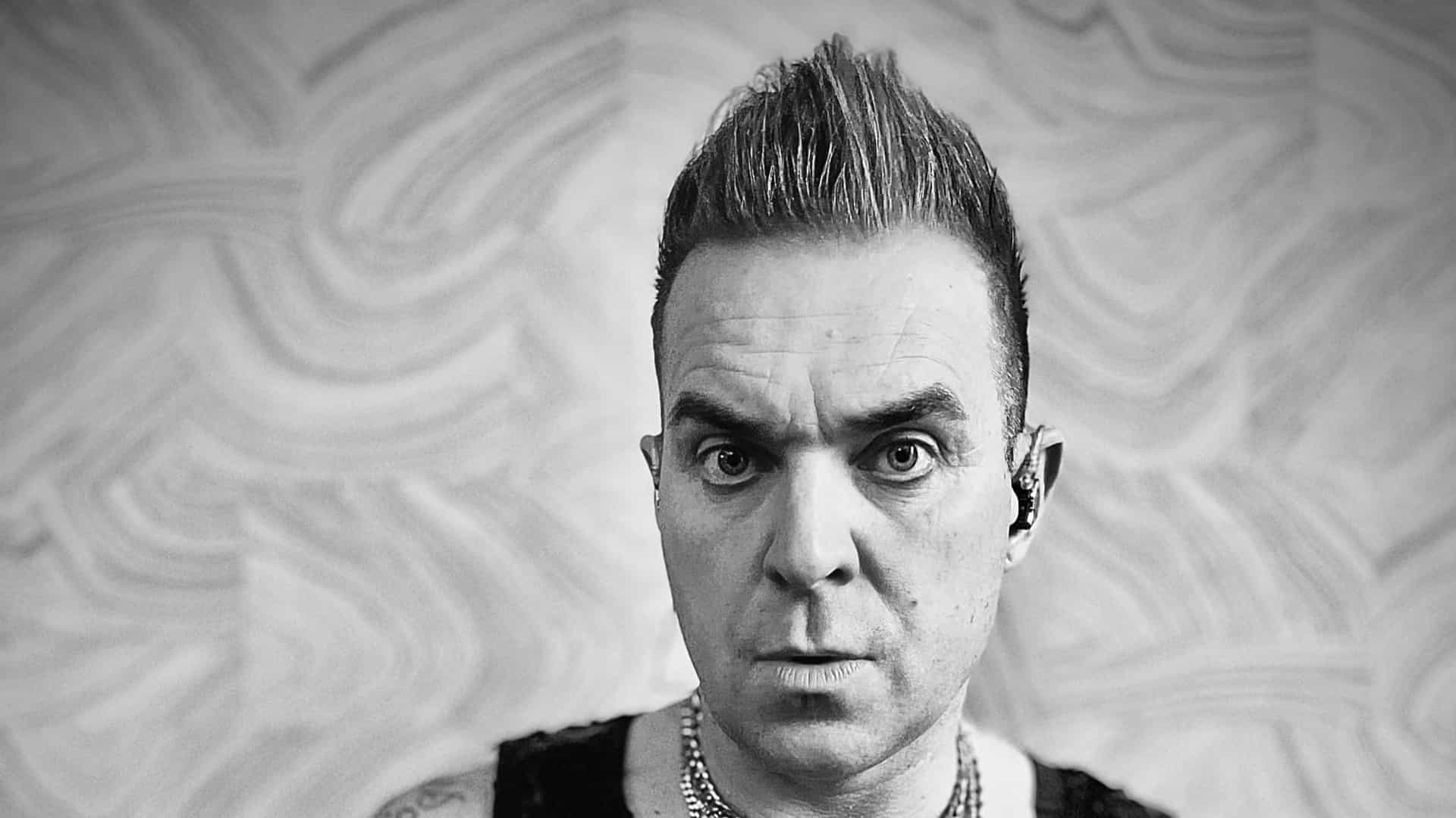 Tony as Robbie Williams