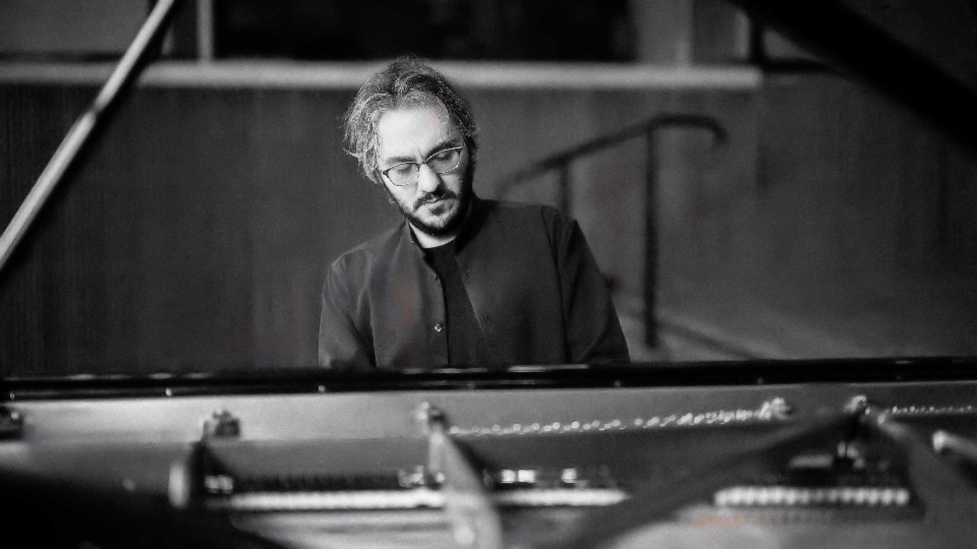 Alexander Gadjiev piano