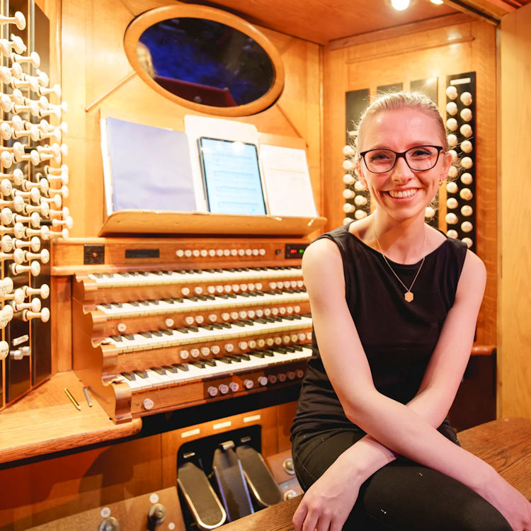 The Hallé - Anna Lapwood Plays...